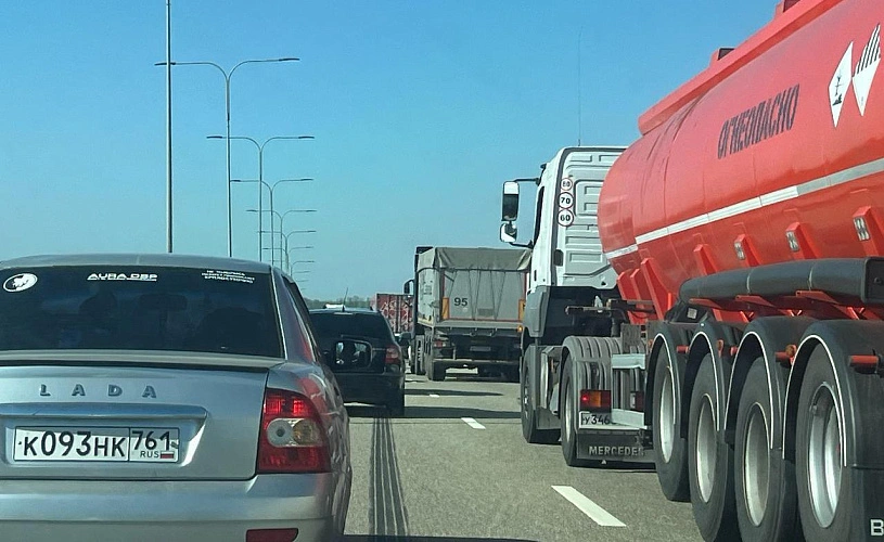 Фото: затор на трассе М-4, кадр 1rnd