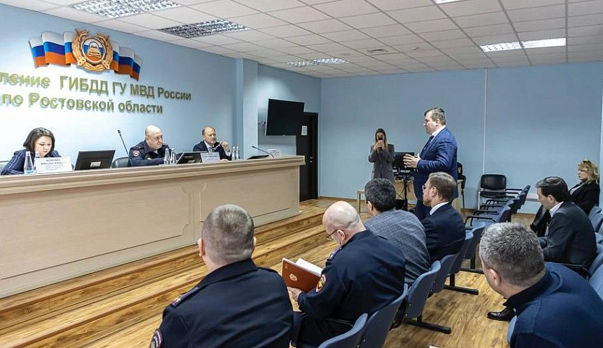 Фото: обсуждение грузового каркаса в ГАИ Ростова, кадр ТГ Александра Скрябина