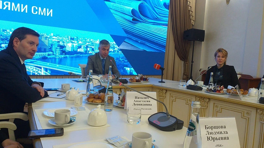 Фото: встреча Логвиненко с журналистами // кадр 1rnd