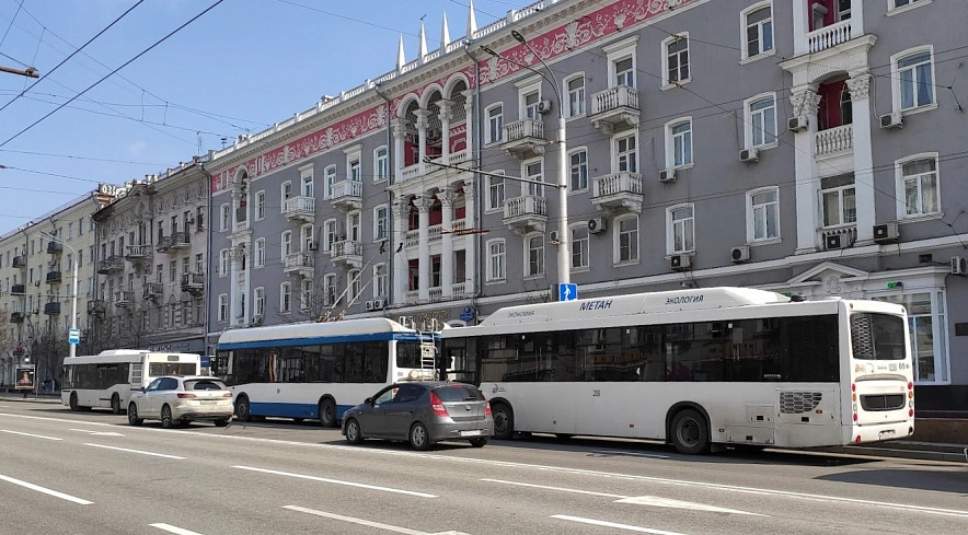 Фото: автобусы на остановее возел ЦУМа в Ростове, кадр 1rnd