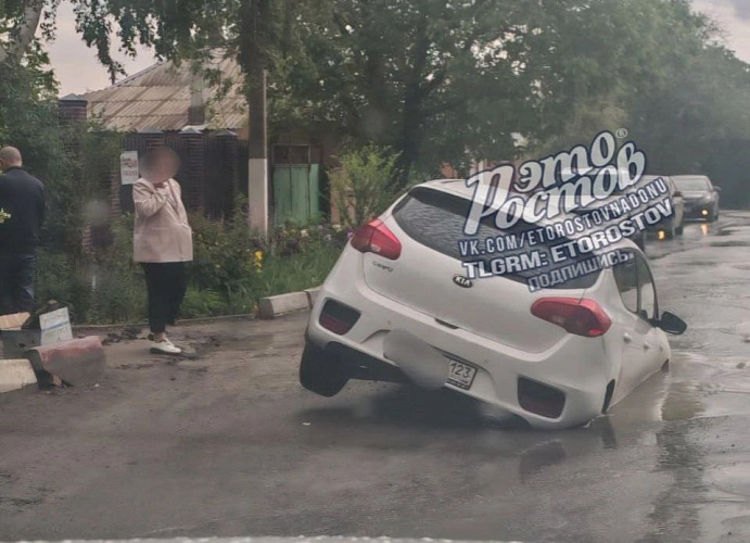 Фото: машина провалилась // фото из ТГ-канала "Это Ростов новости"