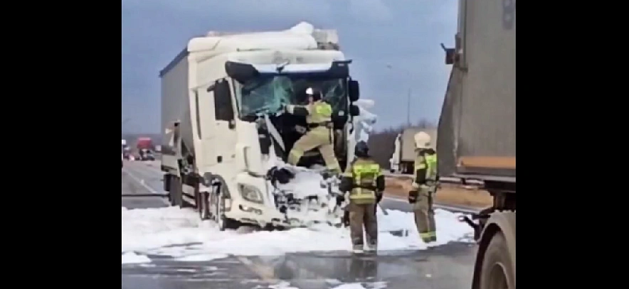 Фото: Грузовик с растворителем попал в ДТП на трассе М-4, кадр МЧС