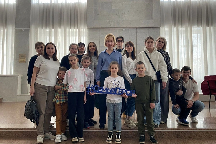 Фото: Семьи участников специальной военной операции посетили Ростовский государственный музыкальный театр