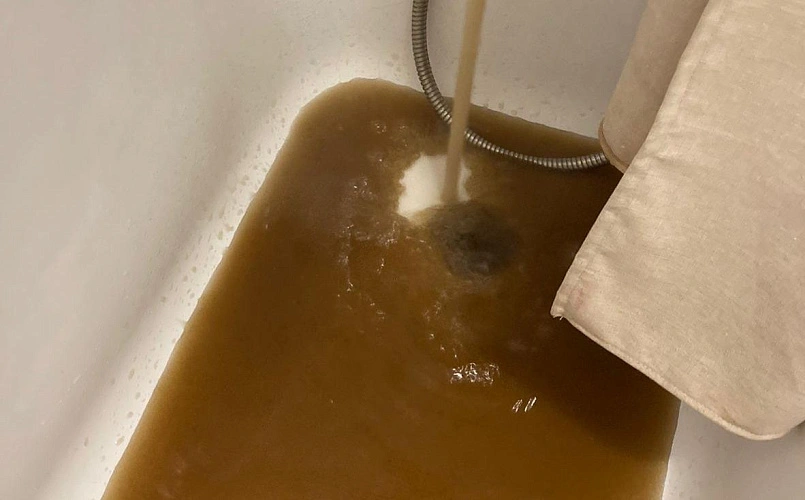 Фото: коричневая вода пошла из кранов в Ростове, кадр очевидца