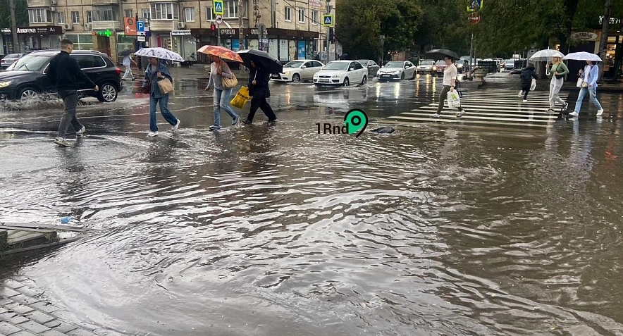 Фото: Гигантская лужа на ЦГБ Ростова 5 сентября, кадр 1rnd