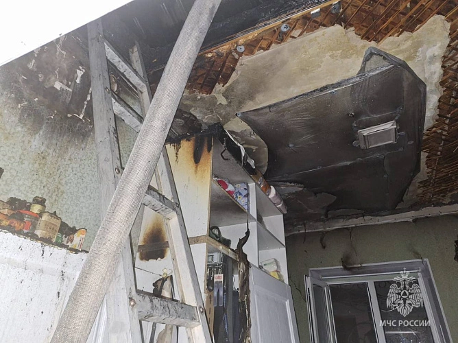 Фото: повреждённая крыша дома // фото пресс-службы МЧС по РО