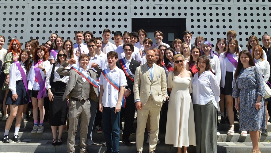 Фото: Выпускники на последнем звонке, кадр пресс-службы