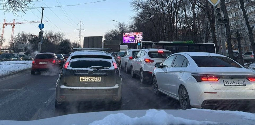 Фото: Движение на Малиновского в Ростове парализовано из-за неработающих светофоров, кадр  ТГ Западный Ростова