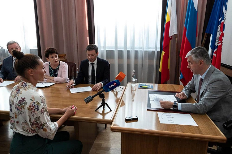 Фото: Алексей Логвиненко рассмотрел ряд обращений от ростовчан в ходе личного приёма // фото пресс-службы администрации Ростова