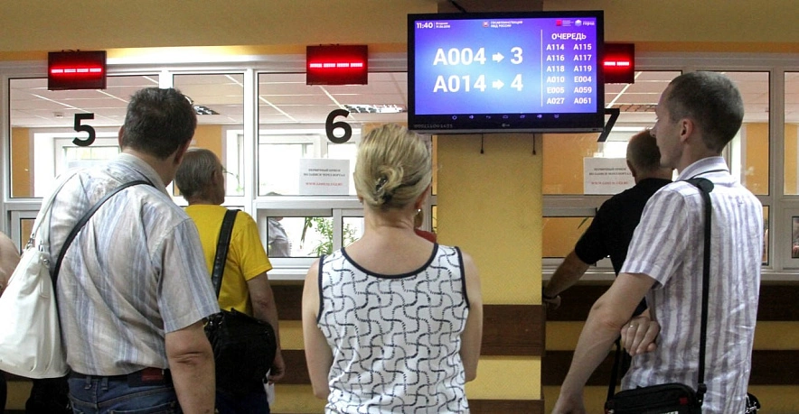 Фото: Электронная и живая очередь в МРЭО, кадр пресс-центра МВД