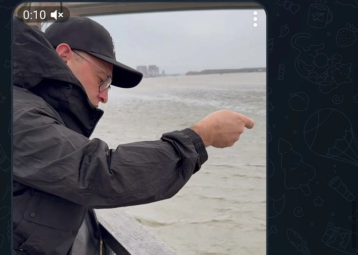 Фото: Рома Зверь на набережной в Ростове // кадр из ТГ-канала группы "Звери"