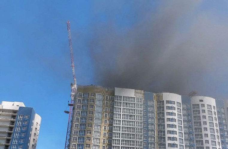 Фото: В Ростове вспыхнули стройматериалы на территории будущего ЖК, фото ТГ-канал "Тютина"