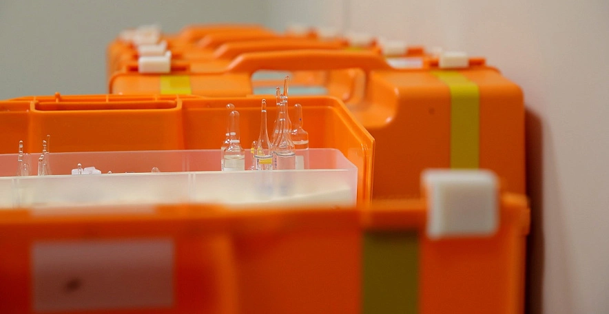 Фото: Боксы врачей скорой помощи с лекарствами, кадр ПРО