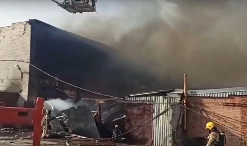 Фото: горит книжный склад на Доватора \\ кадры ГУ МЧС РФ по РО