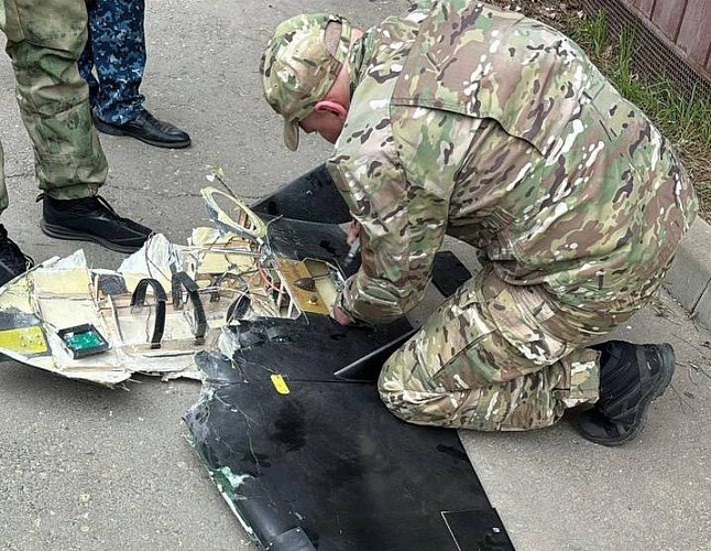 Фото: боевой дрон в Аксае после нейтрализации заряда, кадр - ТГ Слюсаря