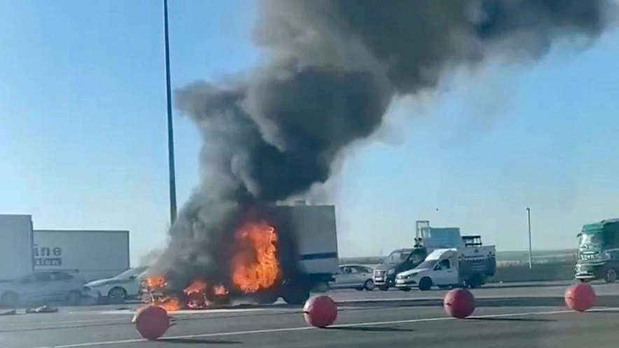 Фото: Полицейский автозак сгорел перед платным участком М-4 “Дон” в Ростовской области / кадр из тг-канала "Это Ростов"