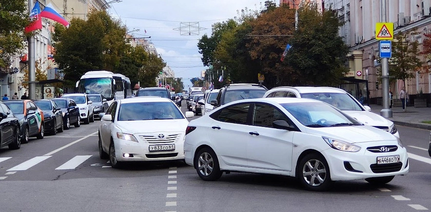Фото: Автомобили на Большой Садовой в Ростове, кадр 1rnd