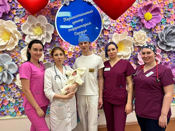 Фото: Тимур и врачи перинатального центра // кадр перинатального центра