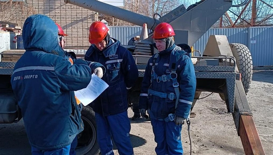 Фото: сотрудники "Донэнерго" на учениях, кадр ВК компании