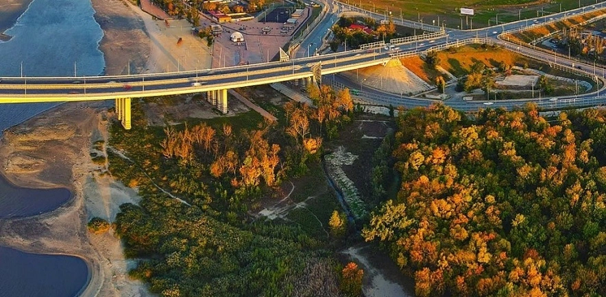 Фото: Роща рядом с Ворошиловским мостом, кадр мэрии