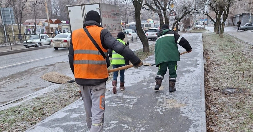Фото: Гололёд в Ростове, кадр мэрии