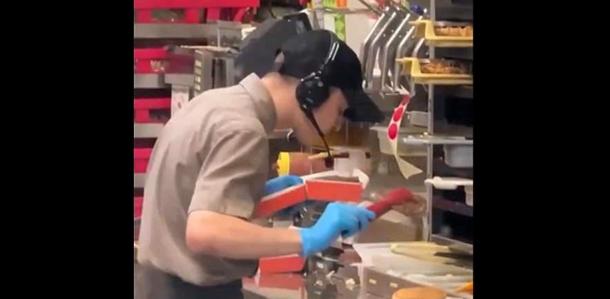 Фото: плевок в бургер, кадр очевидца