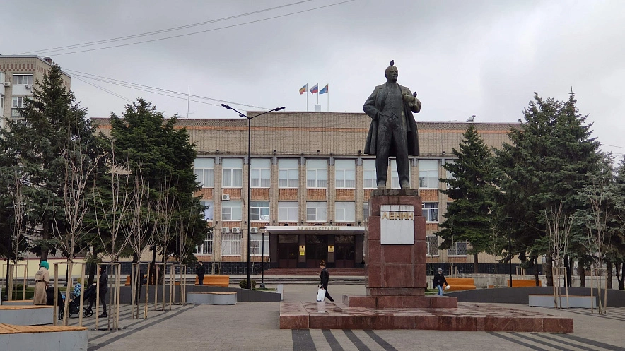 Фото: Ленин с голубями перед администрацией в Аксае, кадр из архива 1rnd