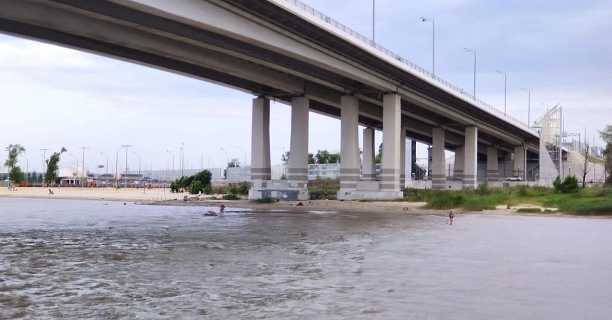 Фото: Ростовчане ходят по дну реки под Ворошиловским мостом, кадр 1rnd