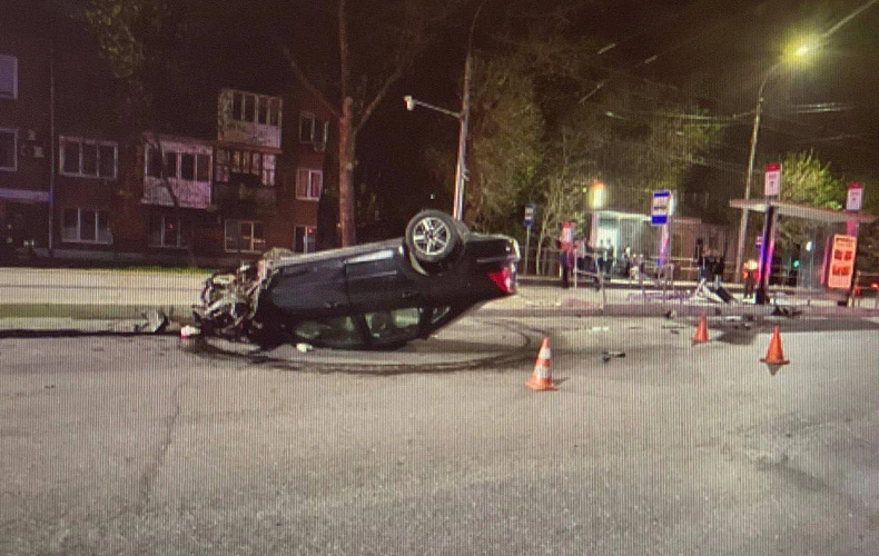 Фото: В центре Таганрога водитель снёс остановку общественного транспорта и перевернулся, фото - ГИБДД РО