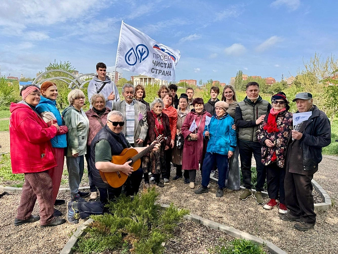 Фото: субботник на острове у Сурб-Хач: 