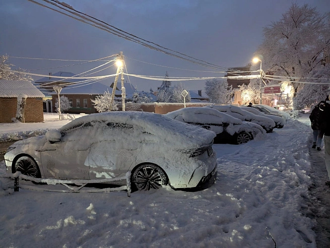 Фото: заметённые снегом машины в Ростове, кадр 1rnd