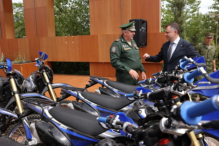 Фото: Юрий Слюсарь передал 100 мотоциклов бойцам СВО, кадр ПРО