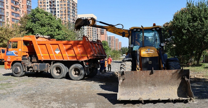 Фото: Аварийная бригада ростовского водоканала на месте ЧП, кадр из ВК компании