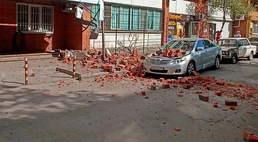 Фото: Обрушение здания на Орбитальной в Ростове, кадр очевидца