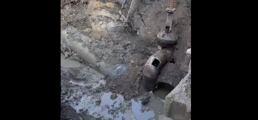 Фото: прорыв водовода под Шахтами, кадр УРСВ