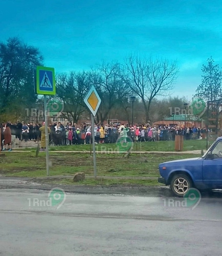 Фото: В Ростовской области детей и учителей экстренно эвакуировали из общеобразовательной школы // фото 1rnd