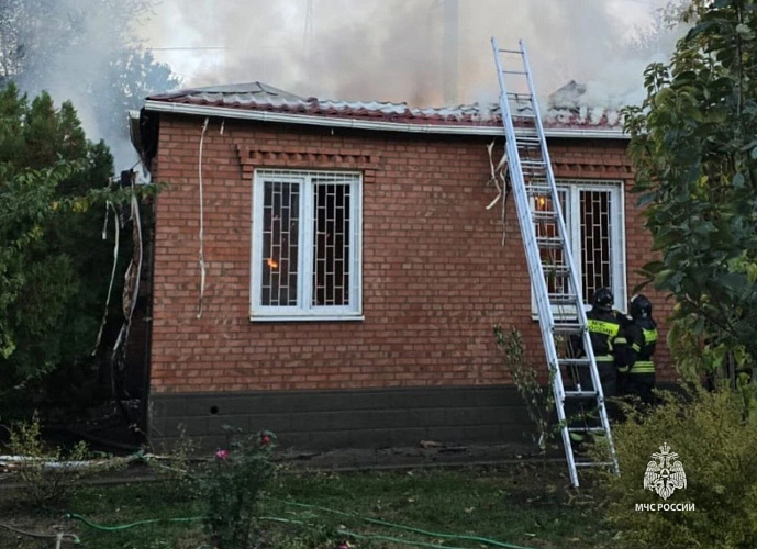 Фото: пожар в бане \\ кадры ГУ МЧС РФ по РО