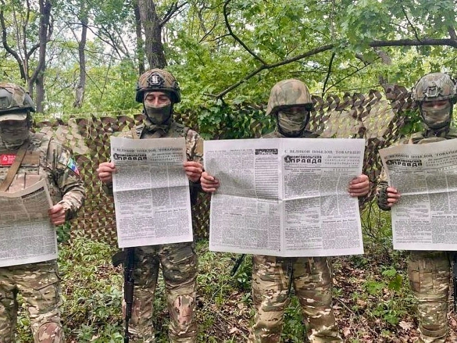 Фото: На позиции солдат доставлен репринт газеты от 9 мая 1945 года