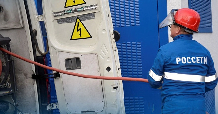 Фото: энергетик за работой, кадр ТГ Россети-Юг