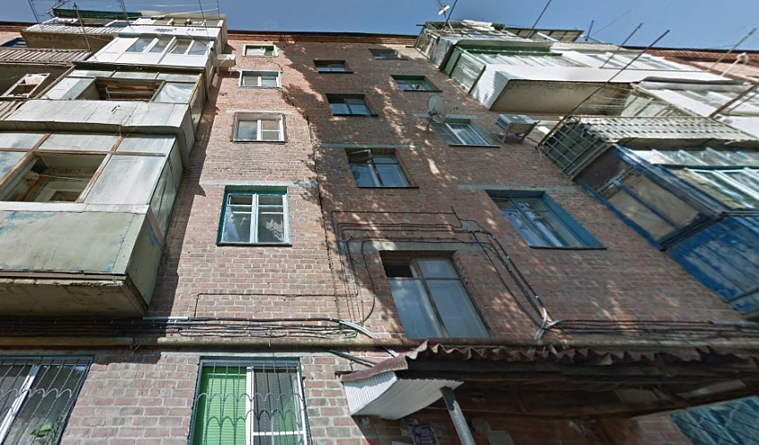 Фото: аварийный дом на ул. Портовой, 80/2 // скриншот из Google Maps 