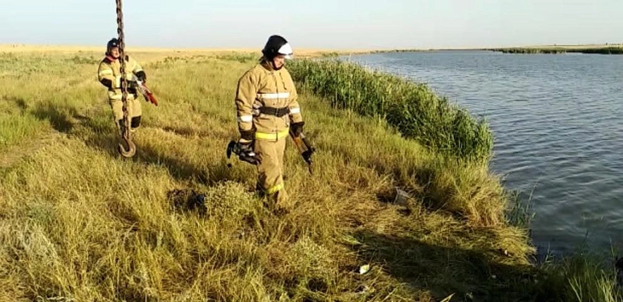 Фото: Спасатели возле реки, кадр из архива 1rnd