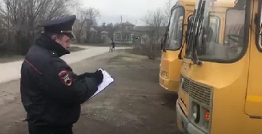 Фото: Полицейский проверяет автобусы, кадр из архива 1rnd