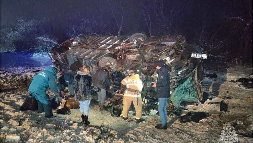 Фото: Перевернувшийся на трассе М-4 автобус, кадр ГИБДД