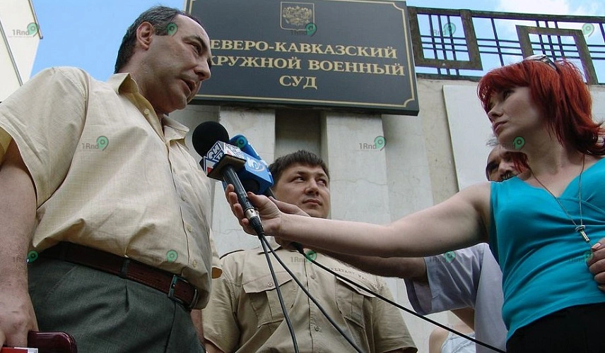 Фото: Эдуард Ульман (в центре) во время суда в Ростове, кадр из личного архива Елены Доровских