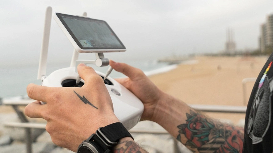 Фото: управление дроном, иллюстрация с сайта freepik.com