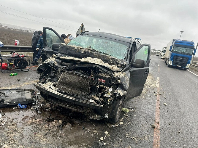 Фото: На М-4 «Дон» госпитализировали женщину после столкновения микроавтобуса и грузовика // фото ГИБДД РО