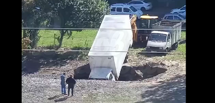 Фото: Гигантская яма на месте Великого Прорыва трубы на Орбитальной, кадр очевидца