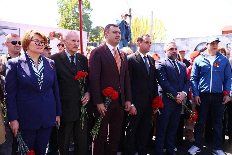 Фото: депутаты «Единой России» из Пролетарского района благоустроили мемориал Алексея Береста