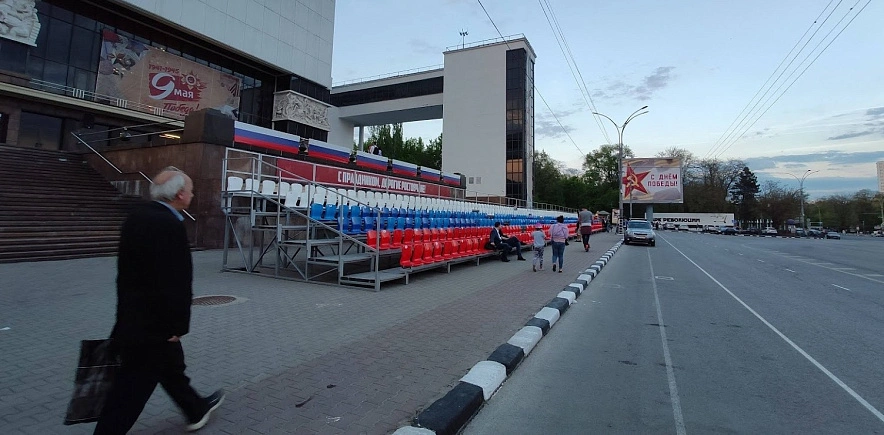 Фото: Театральная площадь Ростова перед Днём Победы, кадр из архива 1rnd