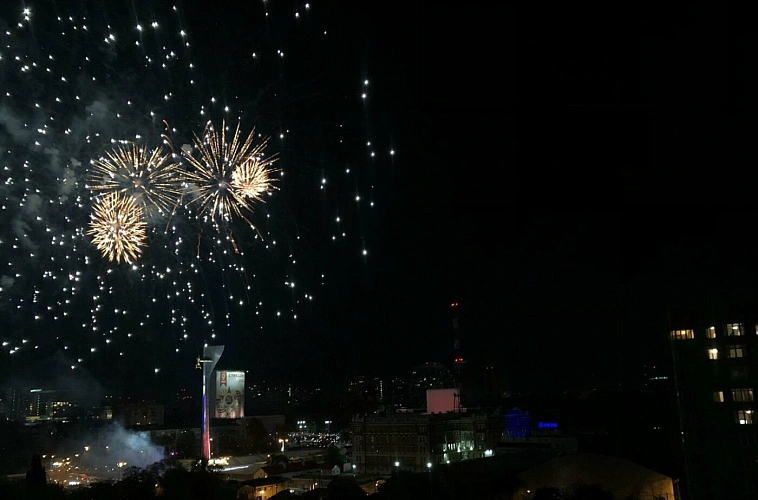 Фото: фейерверк в Ростове // фото из публикаций 1rnd
